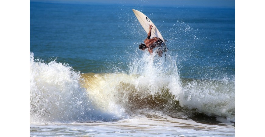 Tout ce que vous devez savoir sur l’oreille du surfeur : protéger votre audition en surfant les vagues