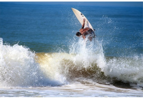 Tout ce que vous devez savoir sur l’oreille du surfeur : protéger votre audition en surfant les vagues